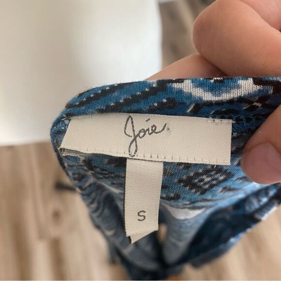 Joie geometric shape blue Sleeveless V-neck top - Picture 4 of 4